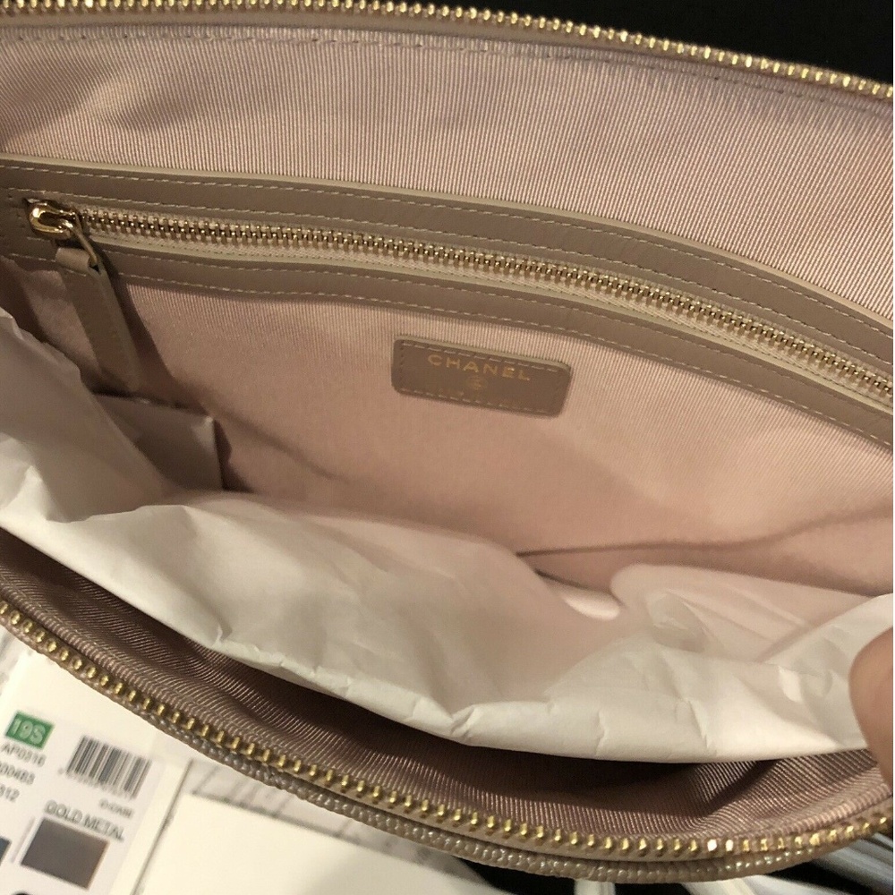 Authentic 19S new Chanel Medium O Case Pouch Pearl - Picture 6 of 8